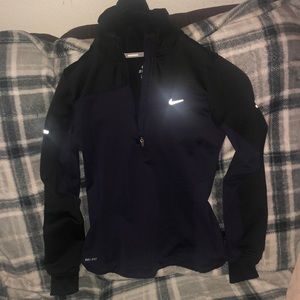 I’m selling this perfect workout jacket so cute !